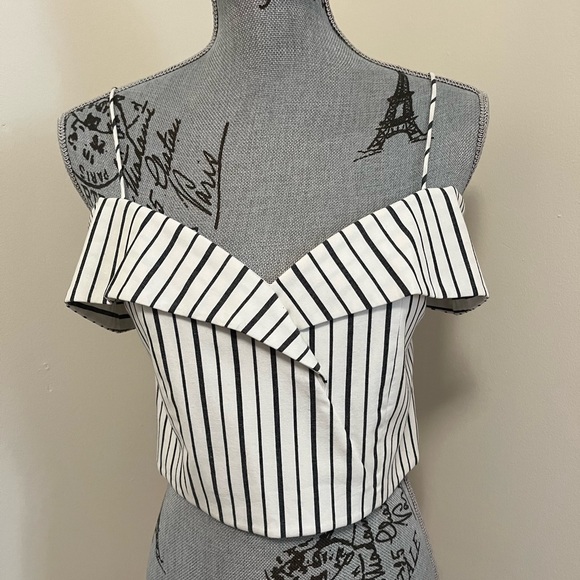 Alice + Olivia Haydee Cold Shoulder White Striped Off Crop Top, Size 8 - Picture 4 of 16